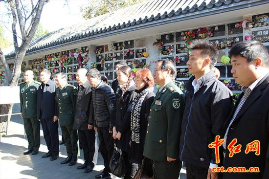 全体亲属在八宝山革命公墓向刘铮同志的爱人朱敏同志默哀致敬。（中红网盛格文摄）