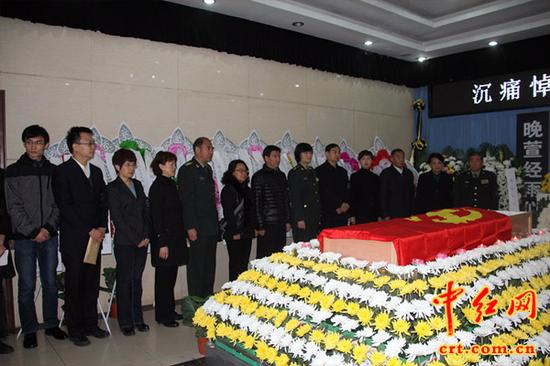 全体亲属们向刘铮同志的遗体默哀。（中红网陈龙狮摄）