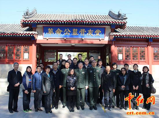 全体亲属在八宝山革命公墓大门的合影留念。（中红网盛格文摄）