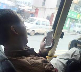 猥琐男公交车上偷拍女乘客 被网友曝光