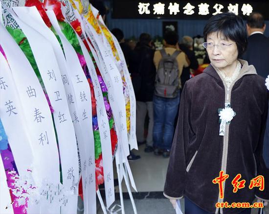 陈云之女陈伟华出席了刘铮同志的送别仪式。（中红网陈龙狮摄）