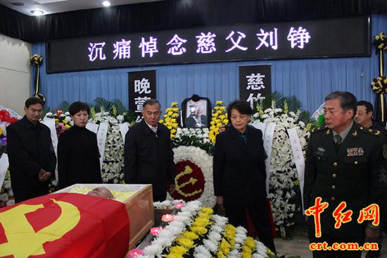 这是刘铮同志的子女们向慈父遗体告别的场面。（中红网盛格文摄）