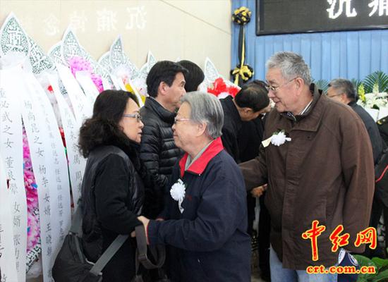 胡乔木之女胡木英（居中）向刘铮同志的亲属致以亲切的问候（中红网盛格文摄）