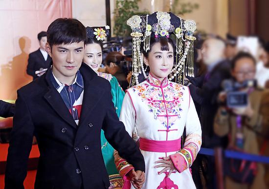 严屹宽携手杜若溪出席