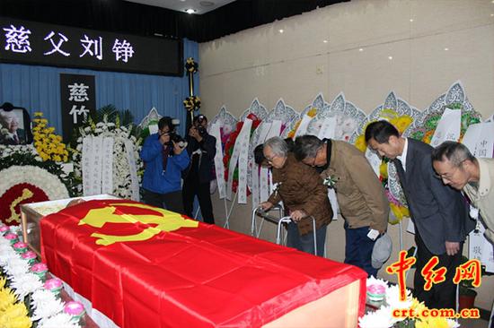 左权之女左太北（手持拐杖者）向刘铮同志的遗体鞠躬。（中红网盛格文摄）