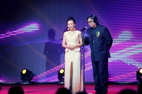 岳丽娜出席颁奖典礼