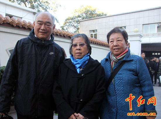 任弼时之女任远征（中）萧峰之女萧南溪（右）毛主席延安时期警卫员陈耀养子李国春（左）出席了送别仪式。（中红网陈龙狮摄）