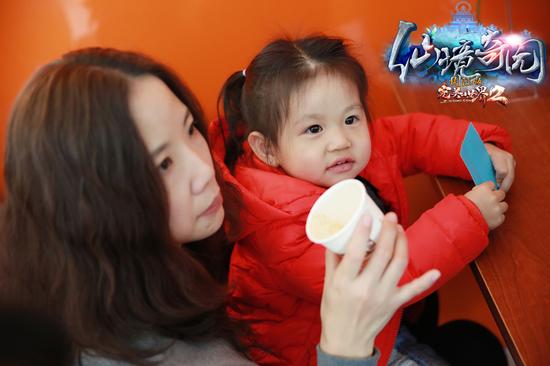 图8：《完美国际2》“点亮九州”北京站现场母女合影
