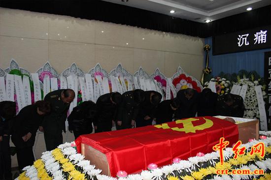 全体亲属向刘铮同志的遗体鞠躬。（中红网盛格文摄）