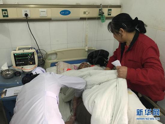 新华社照片，舞阳（河南），2015年11月1日 河南舞阳县民房改造施工坍塌事故伤者已得到妥善救治 11月1日，一名伤者家属在舞阳县人民医院照看伤者