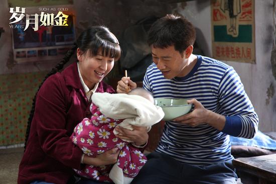 张丰毅闫学晶喂养女儿