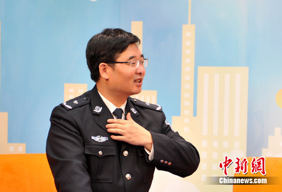 刑法修正案(九)2015年11月1日起正式施行，关于收买被拐卖儿童也将被追责的新规受到热议，公安部刑侦局打拐办主任陈士渠近日做客中新网视频访谈，为网友详细解读。中新网 李霈韵摄