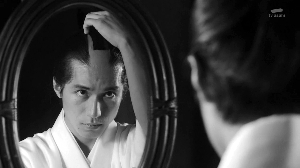 锦户亮饰演的武士武市半平太梳着月代头，网友评价道：“经得起月代头考验的帅哥，才是真正的帅哥。”
