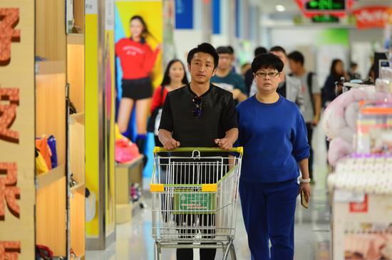 邹市明和岳母一起买菜