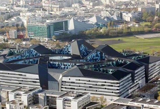 新大楼外部看犹如一座城堡，内部则围成中庭，呈六边形。