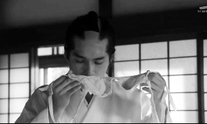 武市半平太从古代穿越到150年后的现代，对各种现代物品充满好奇。闻胸罩这一幕，逗笑了不少观众。
