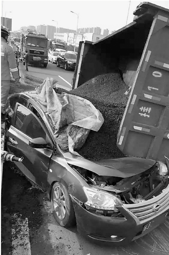 民警上班遇工程车抢道侧翻 滚烫沥青压顶幸存