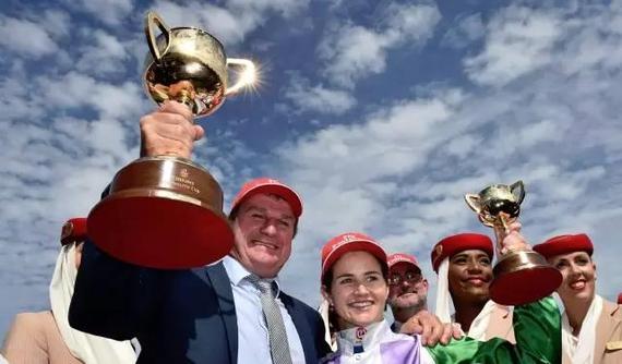 冠军佩恩举杯庆祝