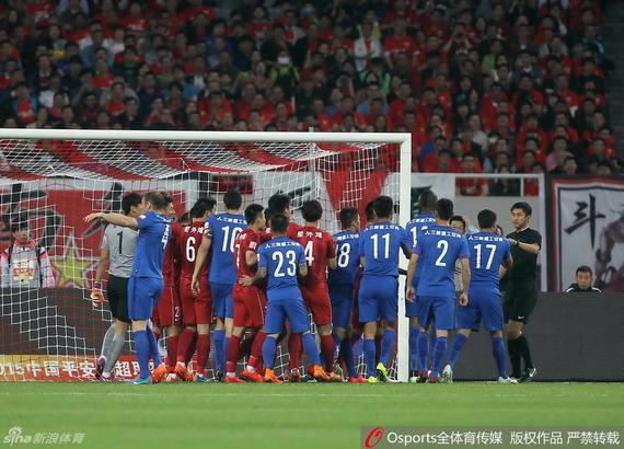 对于这场上海德比的判罚，马宁也是承受了一定的压力