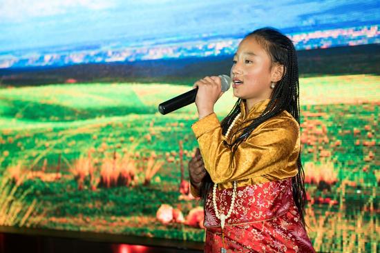 尼拥拉姆小朋友歌唱表演