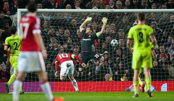 鲁尼绝杀破球荒，曼联领跑