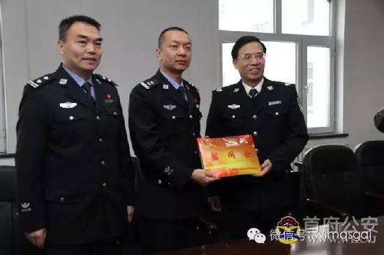 公安部政治部主任赴乌鲁木齐慰问反恐一线警员