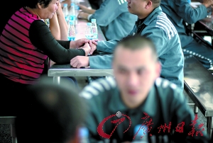 监狱开放日，精神病罪犯和其母亲双手紧握。