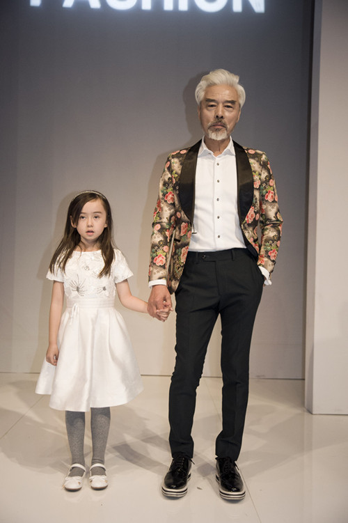 张双利领小萝莉走秀 上演最潮年龄差