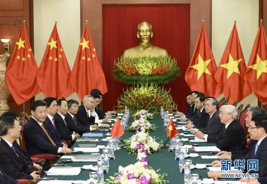 11月5日，中共中央总书记、国家主席习近平在河内同越共中央总书记阮富仲举行会谈。 新华社记者李学仁摄