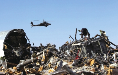 11月1日，在埃及西奈半岛的哈桑纳山区，一架埃及军用直升机飞过俄罗斯失事客机残骸上空。新华社发
