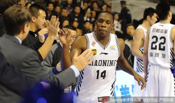 虽然在CBA打球，但是哈德森的场均工资却足以媲美NBA球星库里
