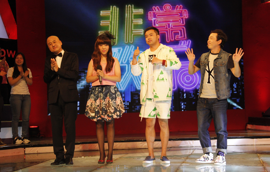 大潘佳佳做客《欢乐》 喜剧才子燃爆现场