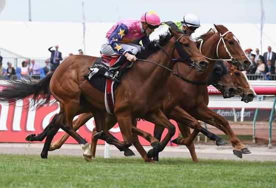 19世纪40年代 英国领主查理斯 塞莫尔将赛马引入法国.