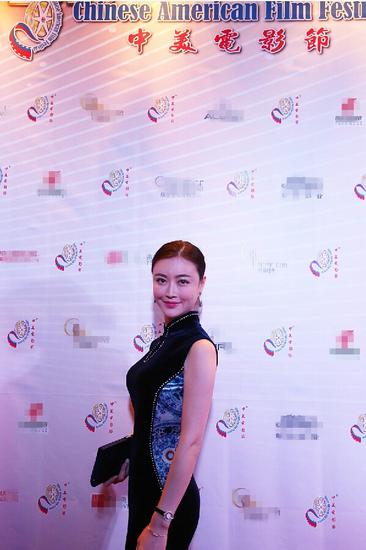 邱林着青花瓷旗袍亮相红毯