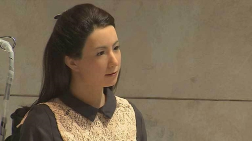 日本美女机器人出演电影。