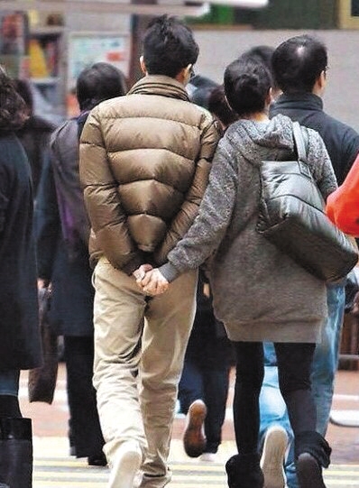 智霖夫妻逛街牵手图4