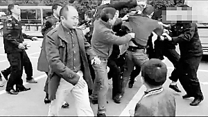 黑衣保安参与群殴。