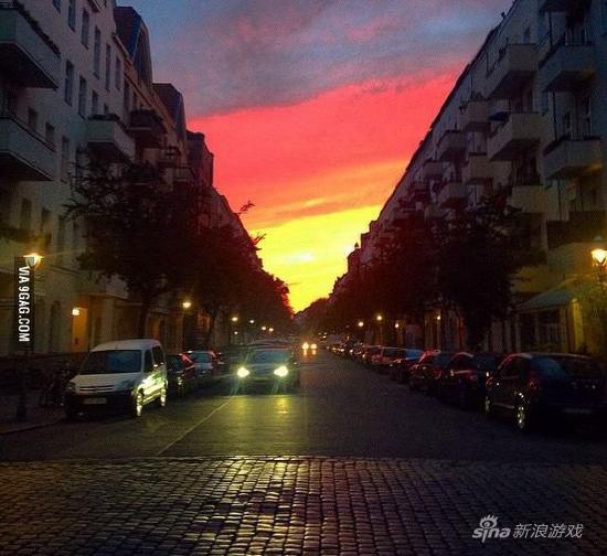 所以说天空上的图案也是德国国旗么……