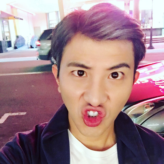 大左晒对眼鬼脸自拍 想突破演神经质角色