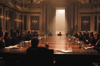 克里斯托弗·瓦尔兹饰演的大反派在影片前半段始终没有露出真面目