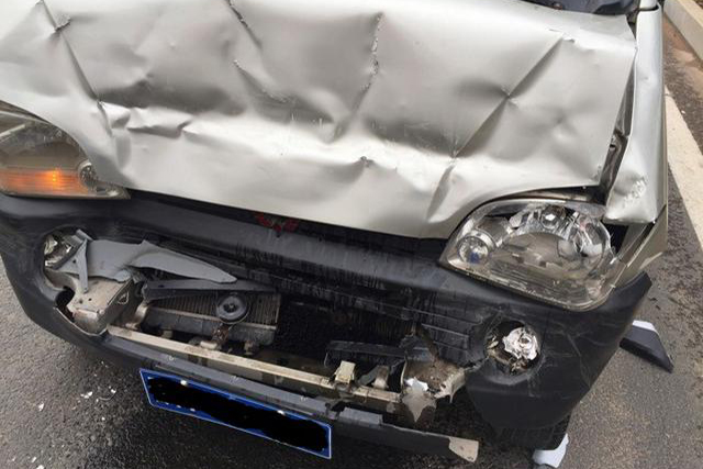 面包车前保险杠断裂