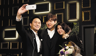 虽然在真人秀节目中，张智霖总是被袁咏仪凶，但也正是这样一种互虐的方式让这对夫妻一路走下来，即使是面对老婆当面追偶像，“懂事”的张智霖依然可以做到“冷静自拍”