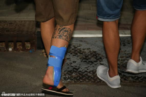 戴着护具的高拉特