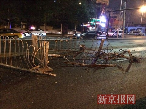 北京一轿车下坡撞毁护栏飞出致1人死亡