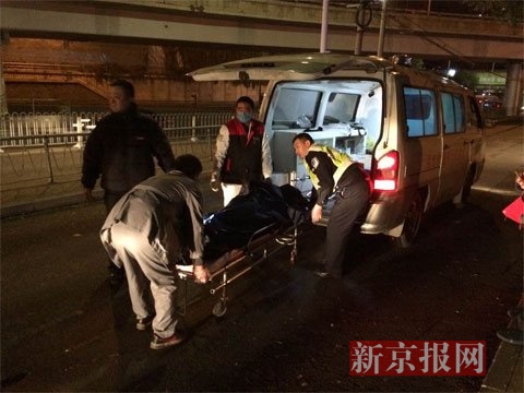 北京一轿车下坡撞毁护栏飞出致1人死亡