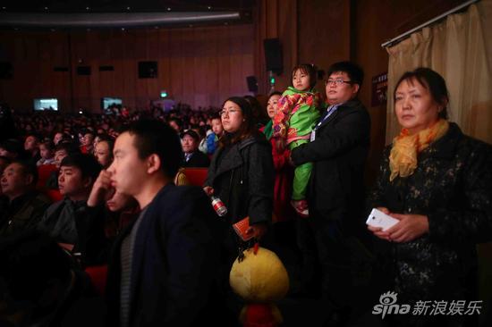 歌剧《白毛女》延安首演，剧场座无虚席