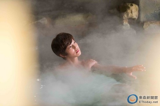 赖雅妍拍戏泡温泉性感抬美腿 如贵妃出浴