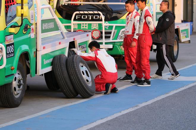 赛手积极备战，保障车队顺利完赛