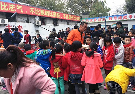 郑恺给小朋友送书