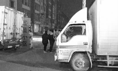 7日晚，厢货车堵在小区门口